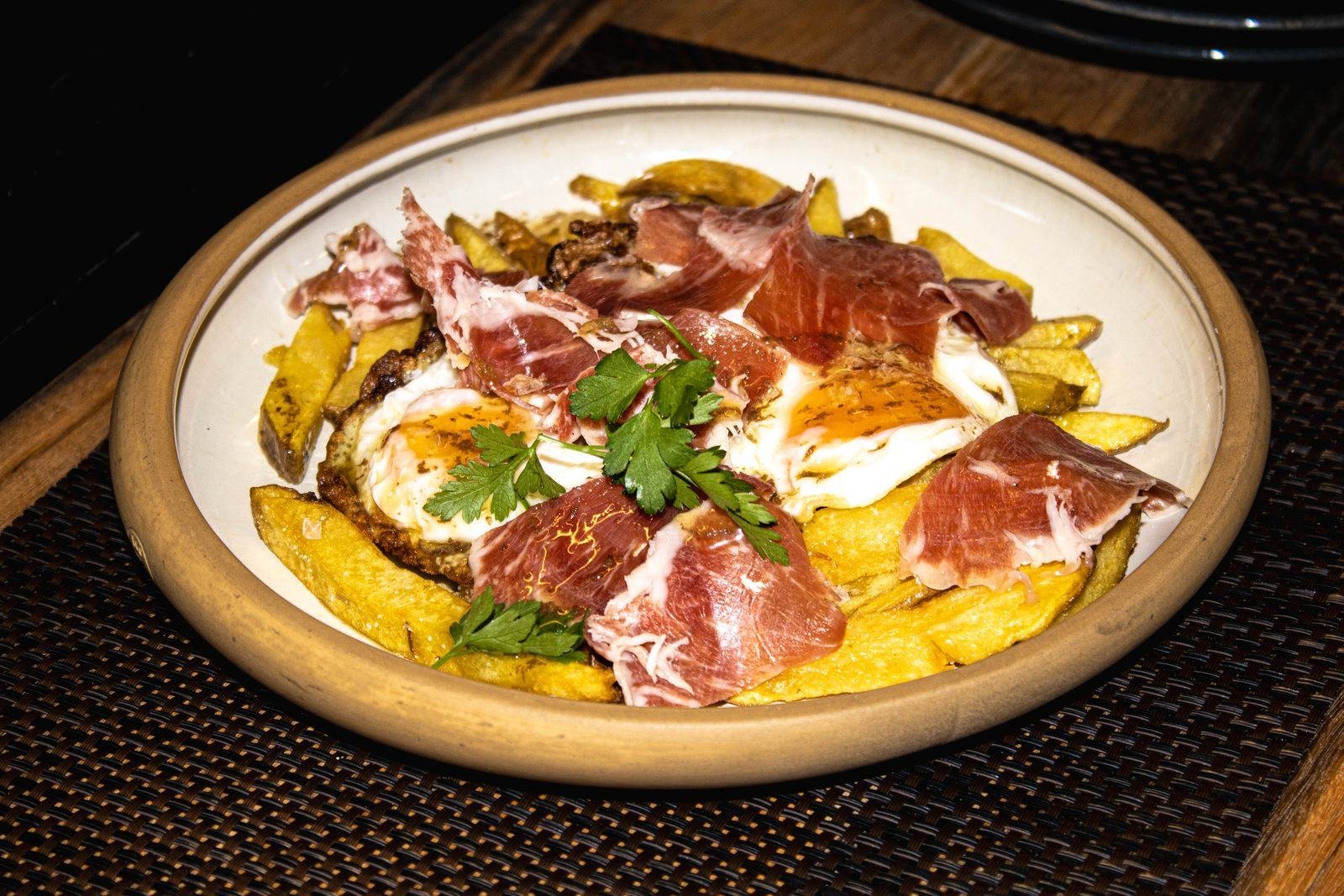 Huevos rotos con jamón ibérico