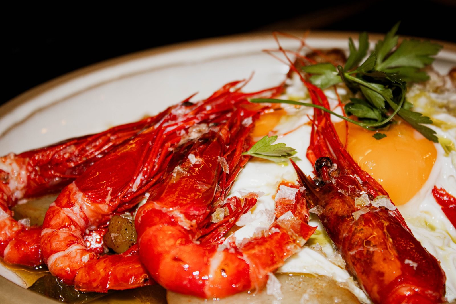 Gamba roja con huevo trufado
